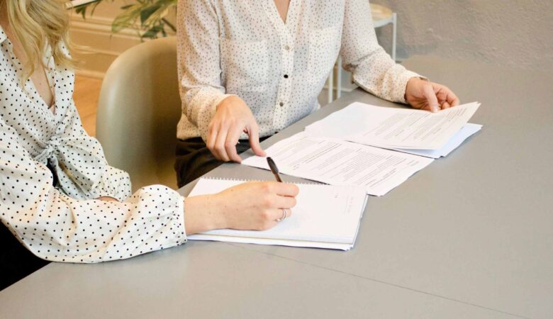 Umowa na czas określony, a ciąża – przewodnik dla mam